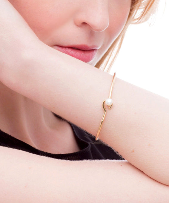 Clasp My Hand Bangle_Model_Benique