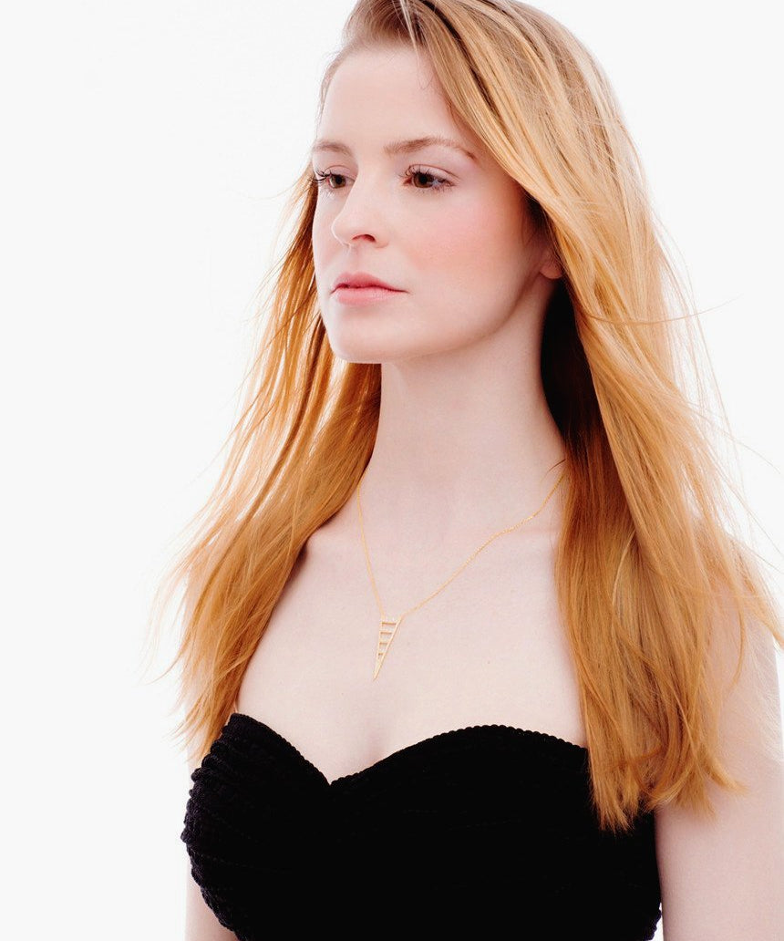 Triangular Pendant Necklace_Model_Benique