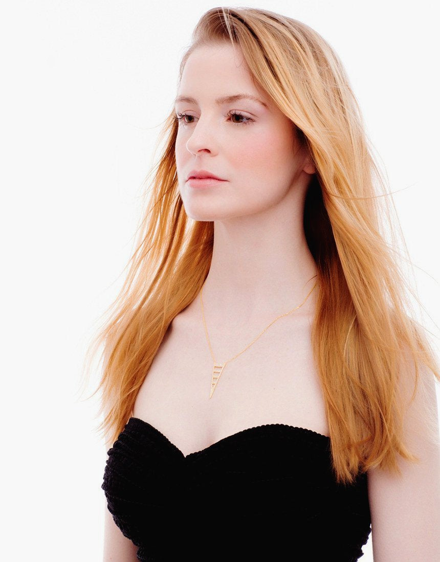 Triangular Pendant Necklace_Model_Benique